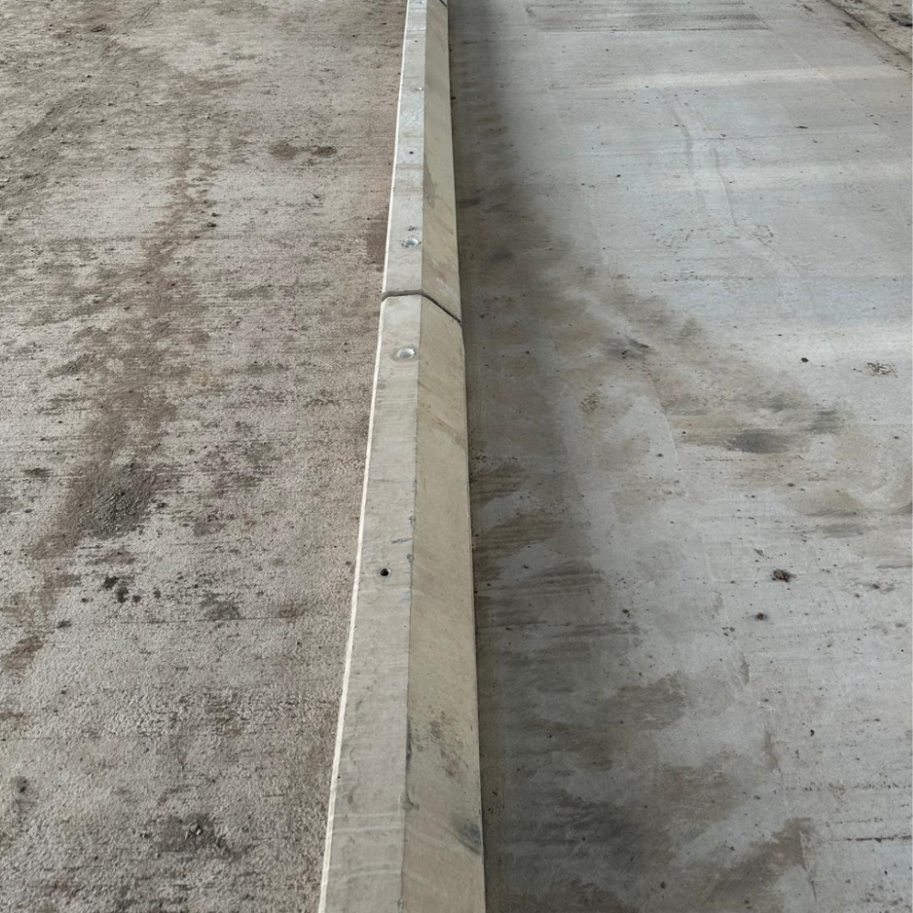 Precast concrete cubicle kerb